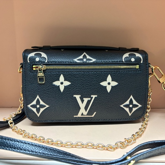 Louis Vuitton Black and White Crossbody Bag - Picture 2 of 3